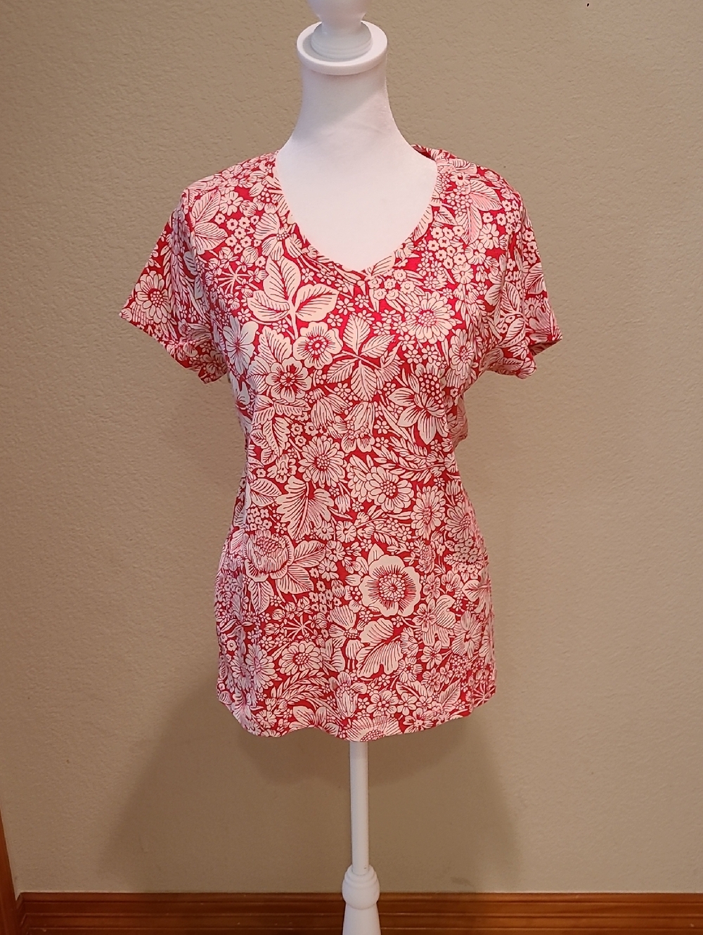croft & barrow Red and White Floral V-Neck Short Sleeve Tee Size M New